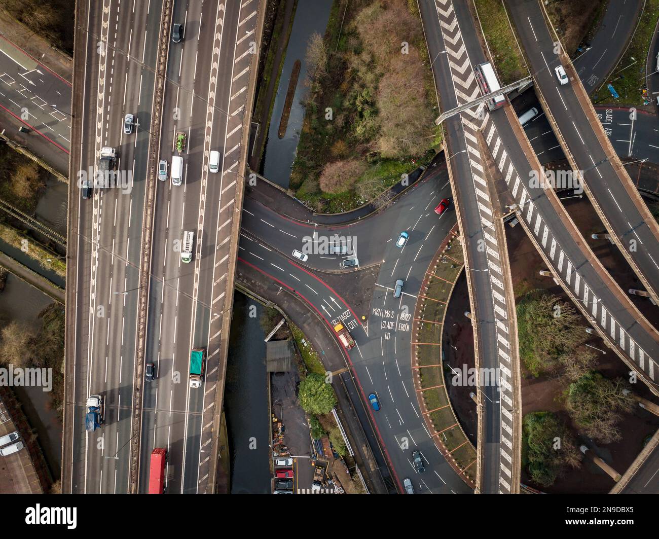 Veduta aerea dei veicoli che guidano sullo Spaghetti Junction di Birmingham Foto Stock