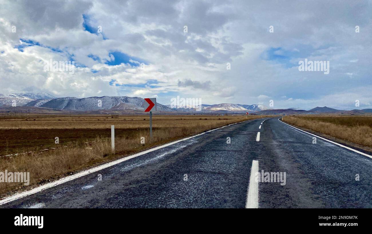 Solitudine in viaggio in inverno freddo paesaggio strada vicino Cappadocia Nevsehir città nel mezzo di Anatolia, Turchia Foto Stock