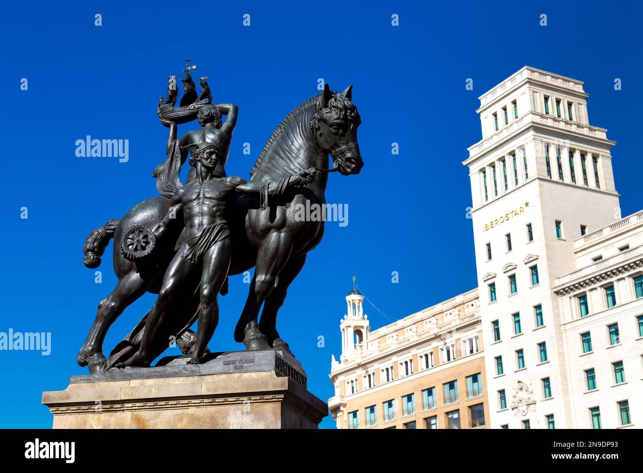 Scultura equestre allegorica di dio Hermes e di una donna in possesso di una nave, Placa de Catalunya, Barcellona, Spagna Foto Stock