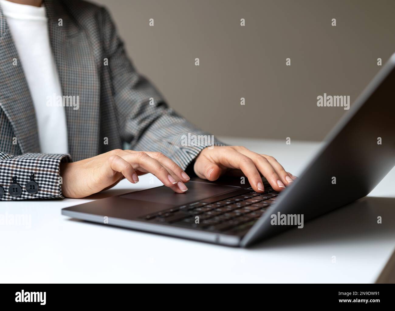 Mani femminili e primo piano di un computer portatile, persona che lavora su un computer portatile. Foto Stock