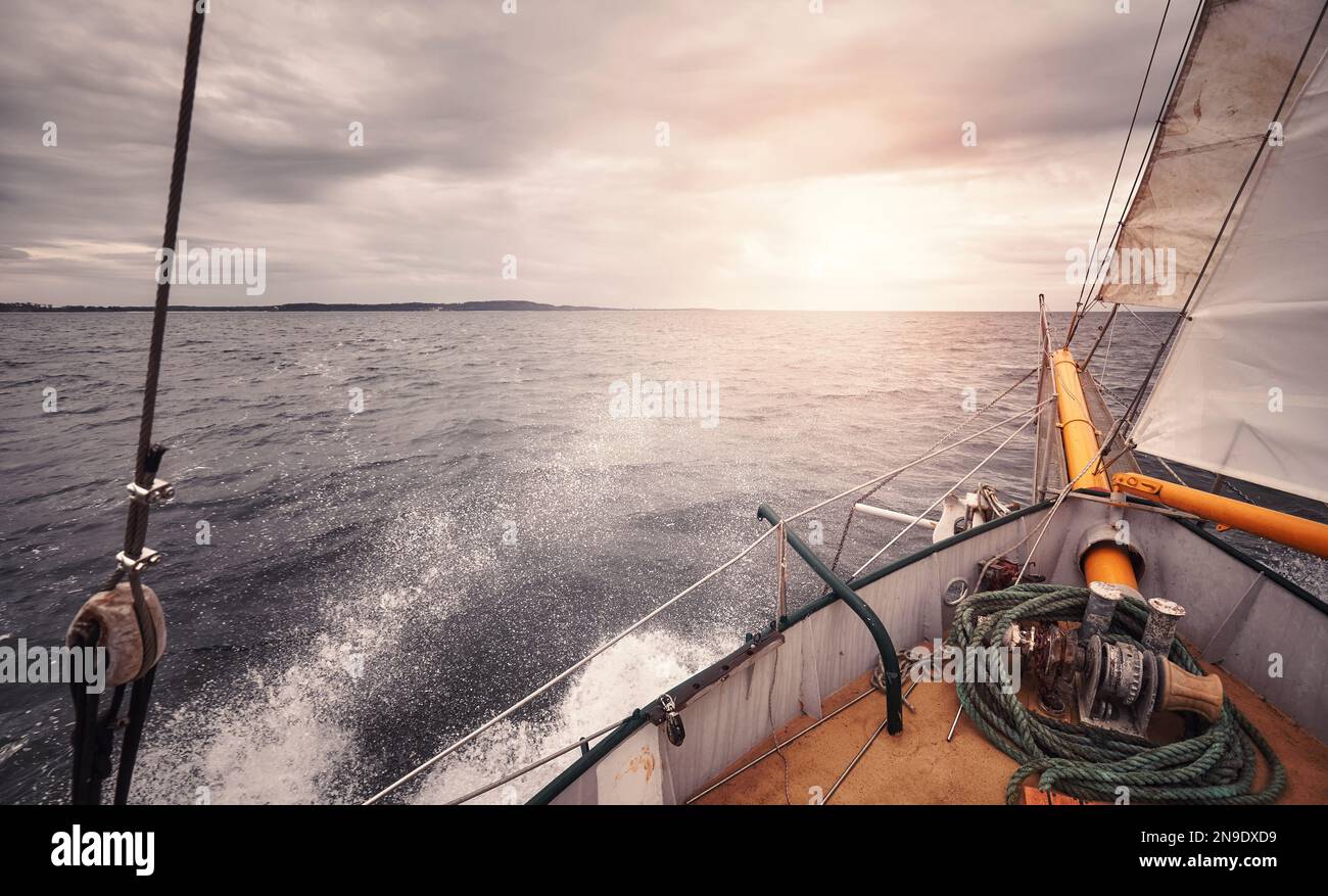 Crociera sull'oceano, concetto di viaggio, sfumature di colore applicate. Foto Stock