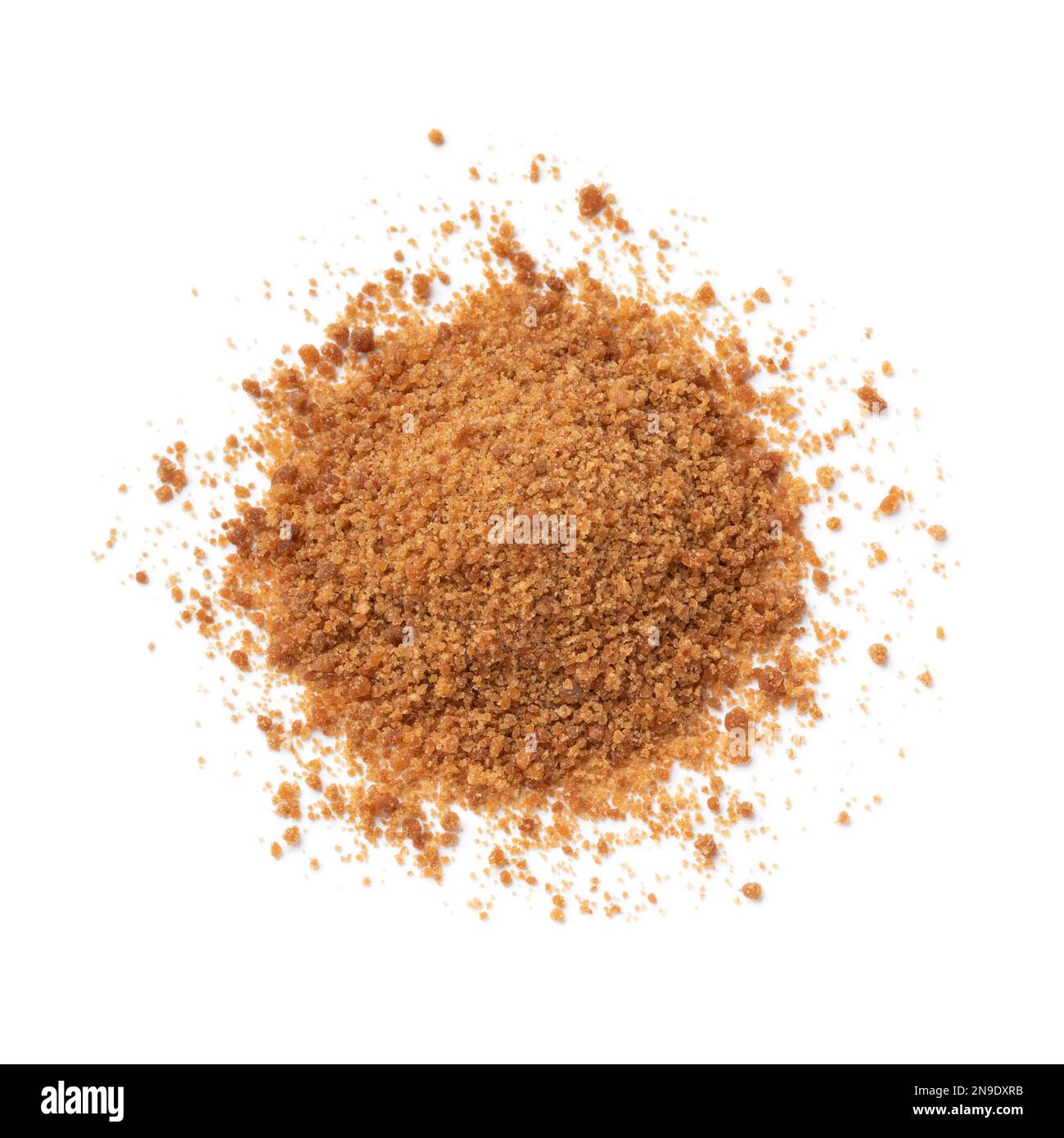 Mucchio di zucchero di palma dorato isolato su fondo bianco primo piano Foto Stock