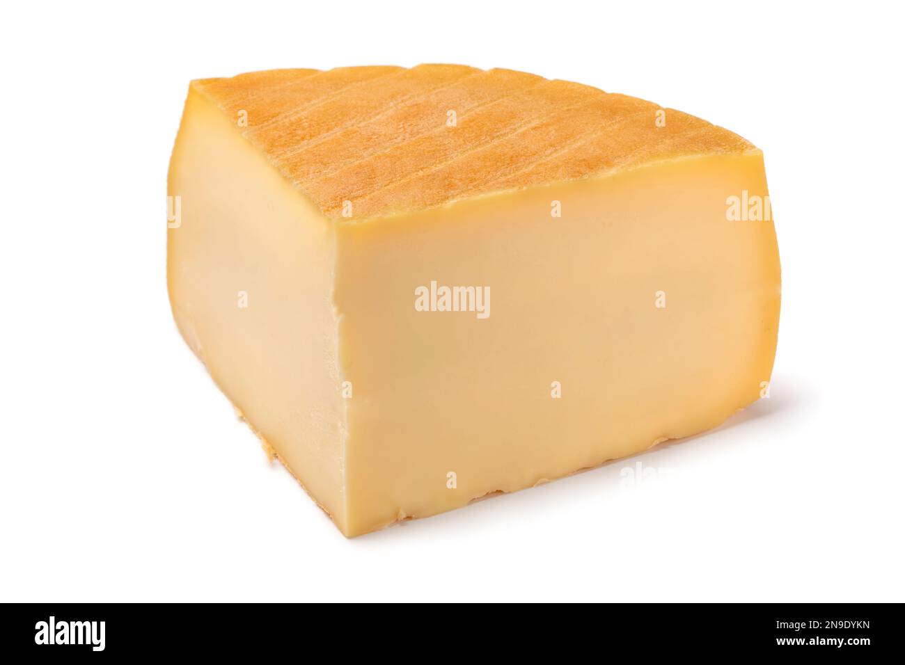 Pezzo unico di formaggio Chimay a la biere belga isolato su fondo bianco primo piano Foto Stock