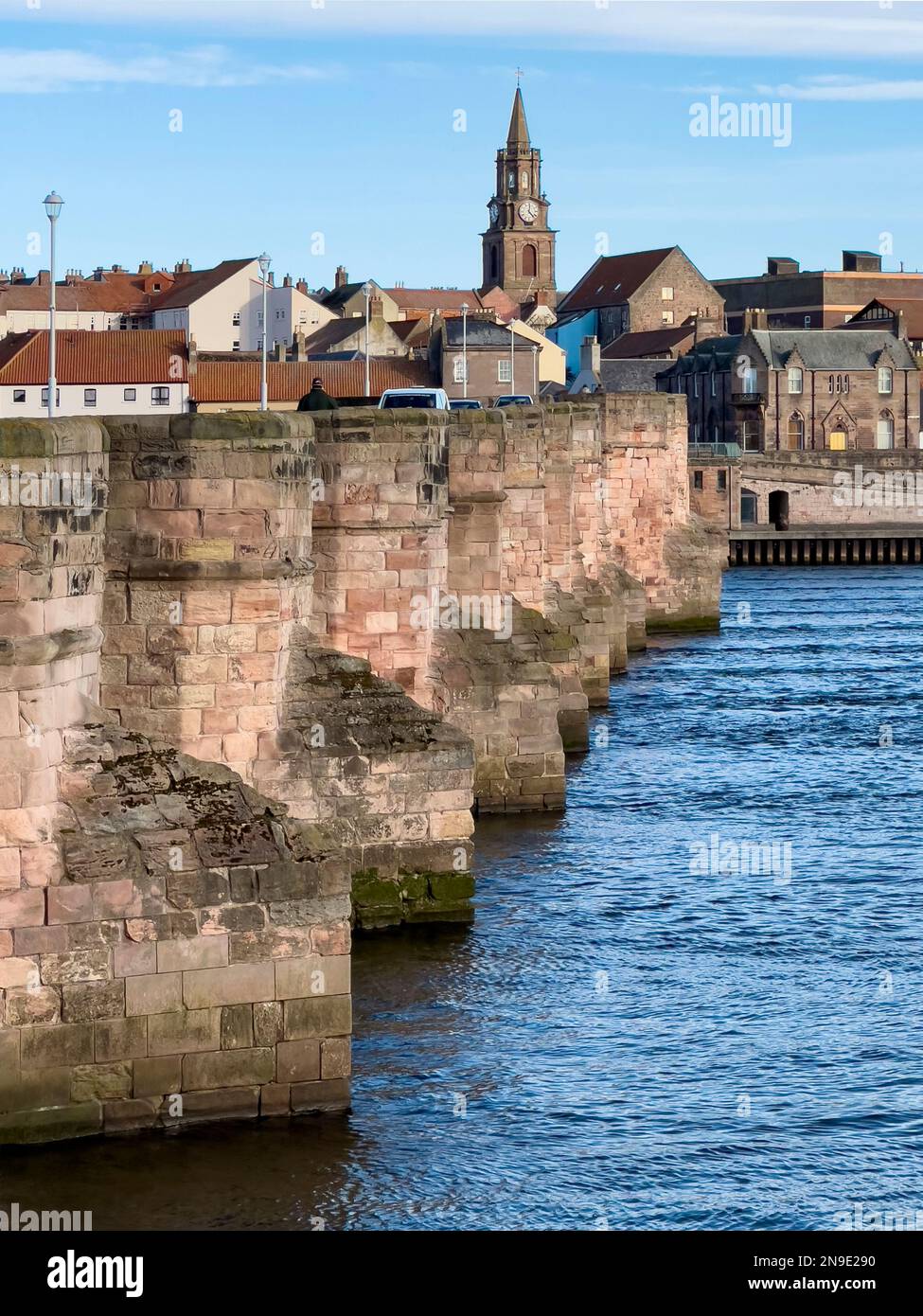 Lo storico ponte di pietra di Berwick sul fiume Tweed fino alla città di confine di Berwick-upon-Tweed, Northumberland, nel nord-est dell'Inghilterra. Foto Stock