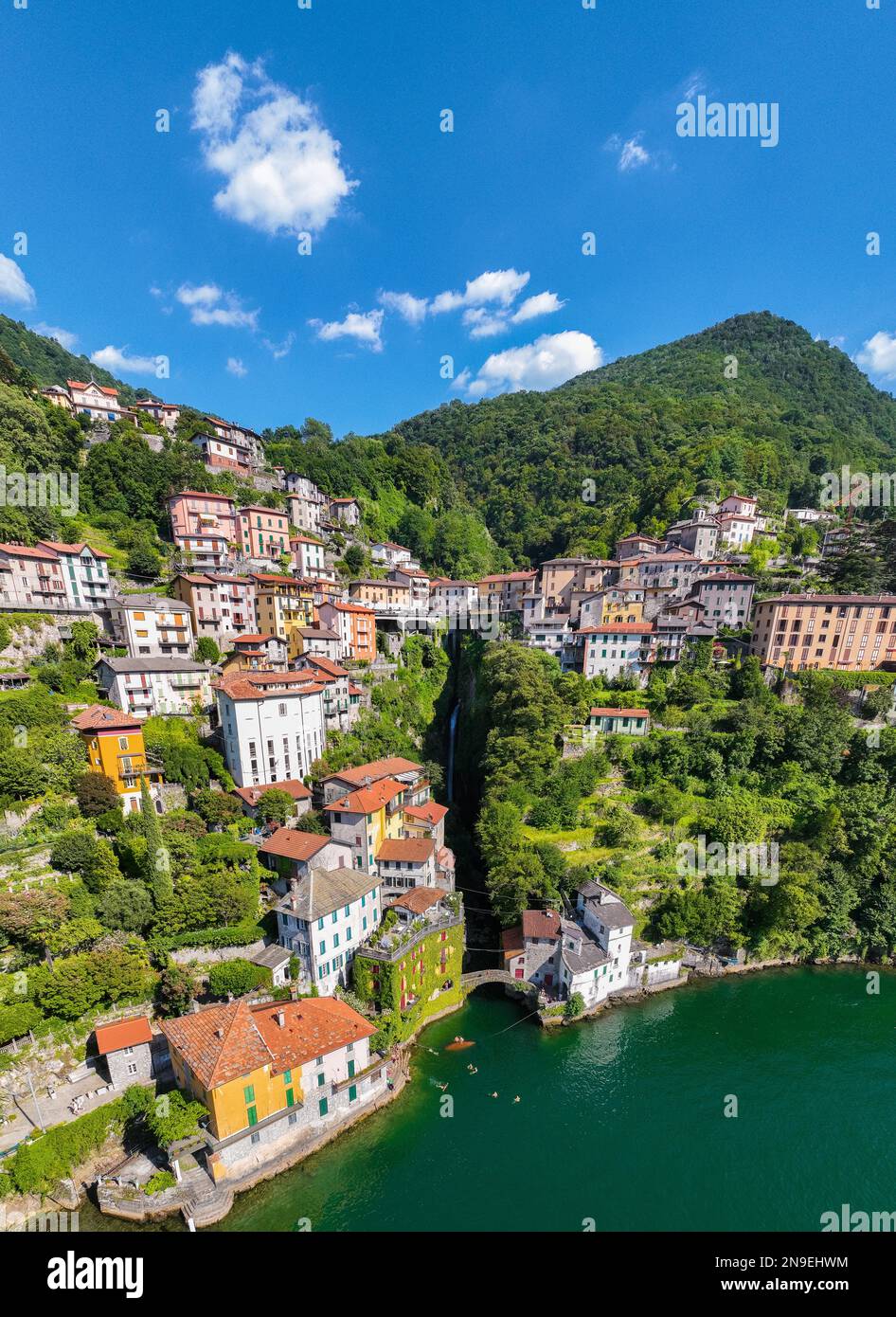 Veduta aerea di Nesso, un pittoresco e colorato villaggio situato sulle rive del Lago di Como, Italia Foto Stock