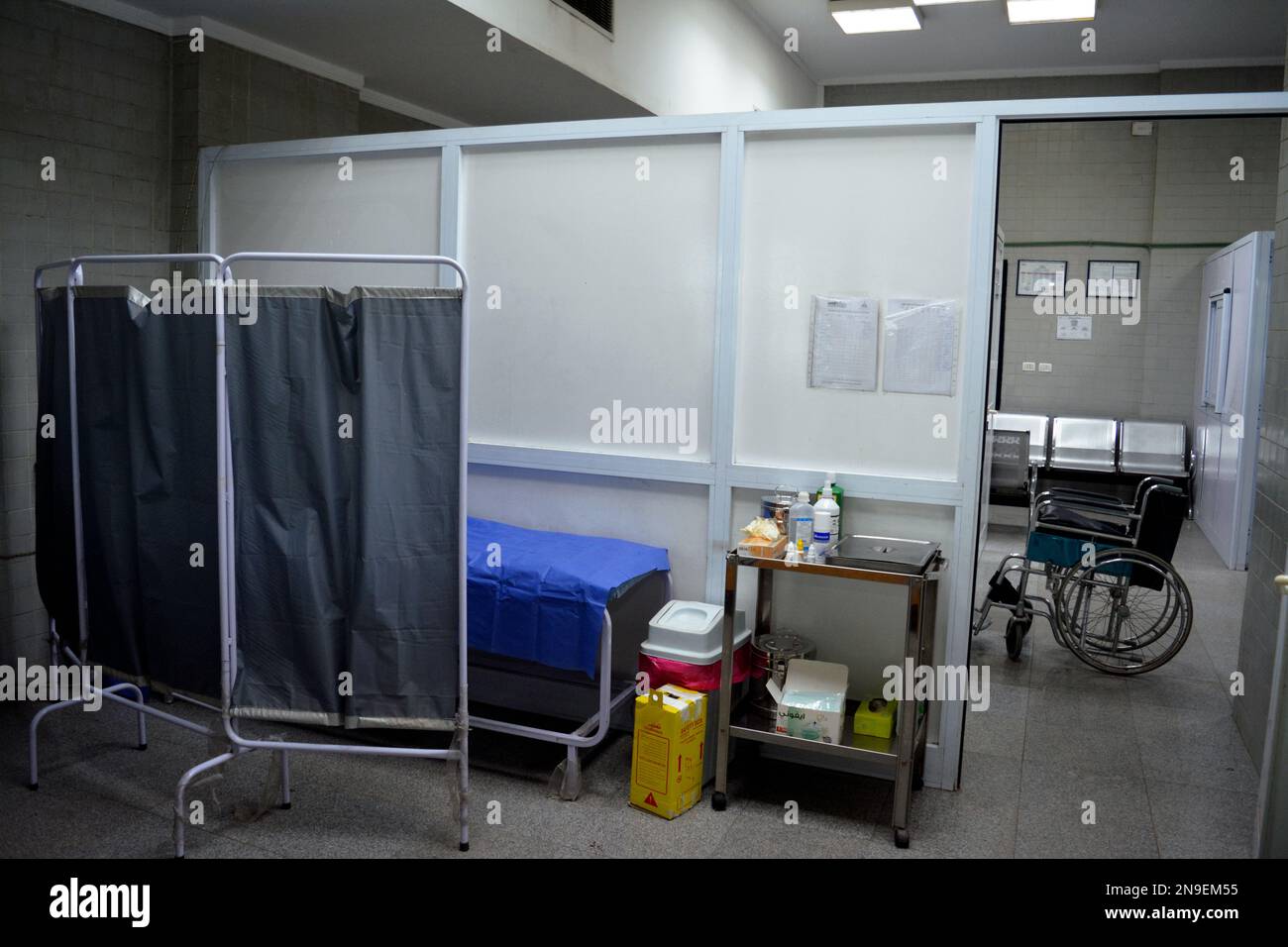 Cairo, Egitto, febbraio 11 2023: Un centro medico, clinica, un posto per il primo soccorso in emergenza con attrezzature mediche essenziali per i segni vitali, termom Foto Stock