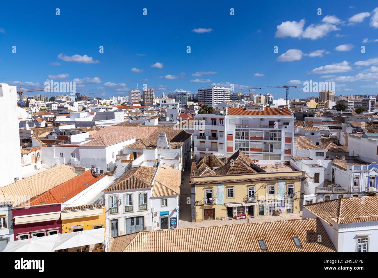Faro, Portogallo - 3 ottobre 2020: Vista al centro storico di Faro, Portogallo, Algarve con un mix di architettura moderna e tradizionale. Foto Stock