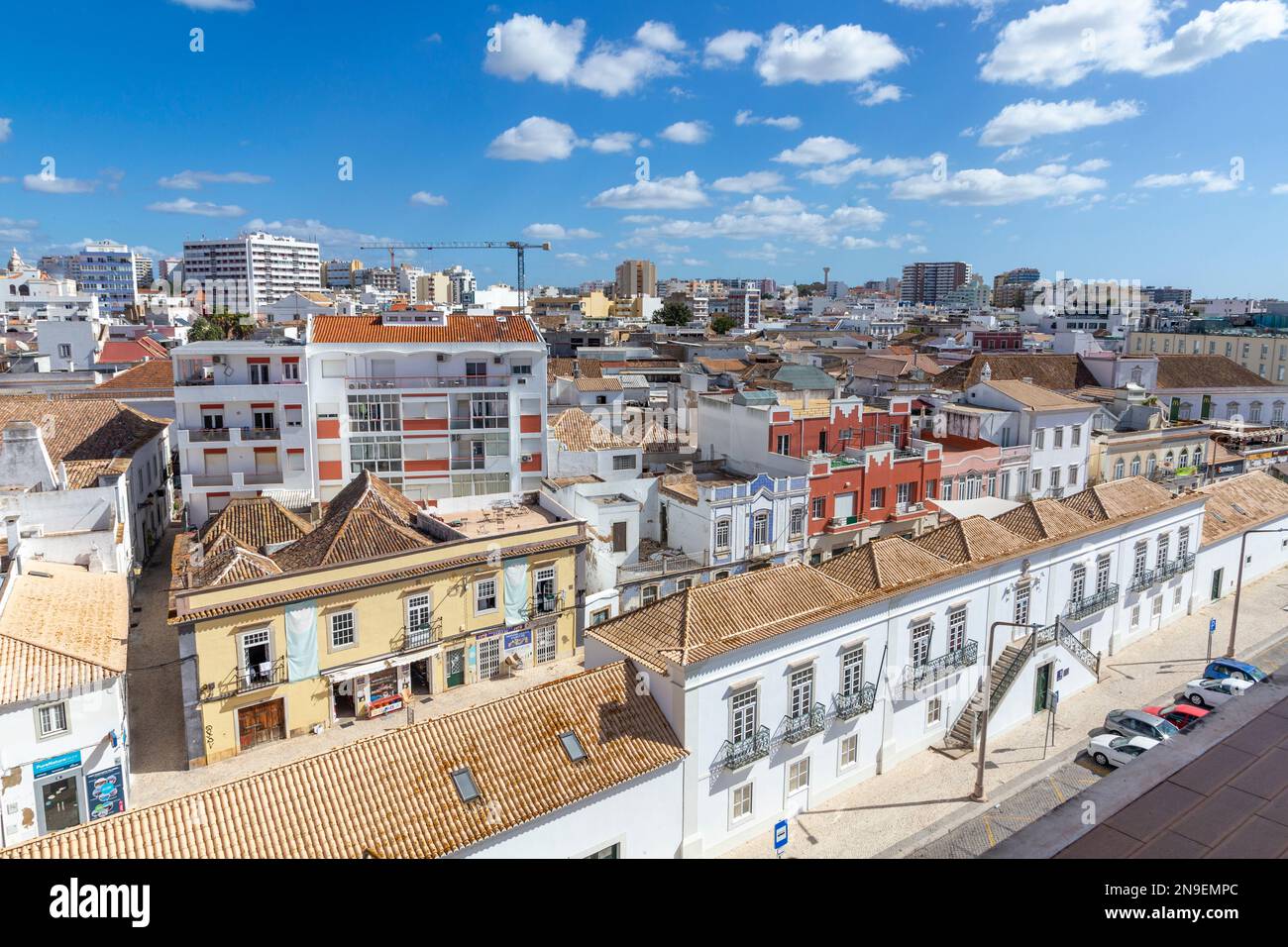 Faro, Portogallo - 3 ottobre 2020: Vista al centro storico di Faro, Portogallo, Algarve con un mix di architettura moderna e tradizionale. Foto Stock