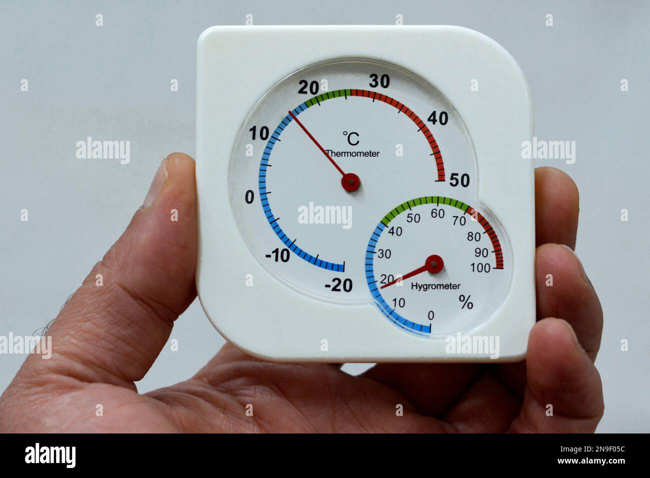 Igrometro, termometro per temperatura per interni, esterni, ambienti e frigoriferi, misura la temperatura dell'aria e il livello di umidità, intervallo di temperatura da - 2 Foto Stock