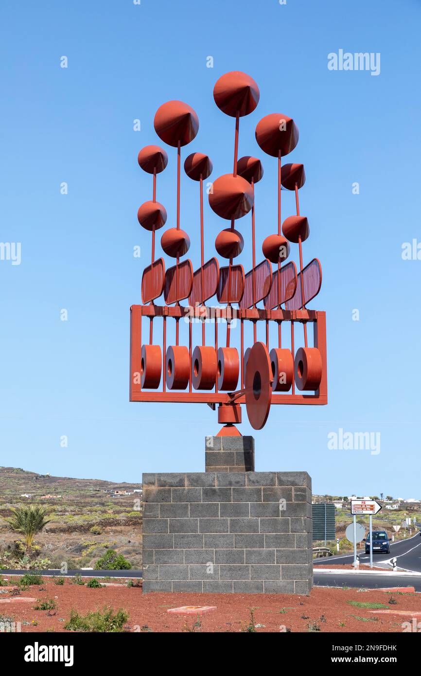 Arrieta, Lanzarote - 3 febbraio 2023: Una scultura commovente su una rotonda ad Arrieta a Lanzarote del famoso artista Cesar Manrique.v Foto Stock
