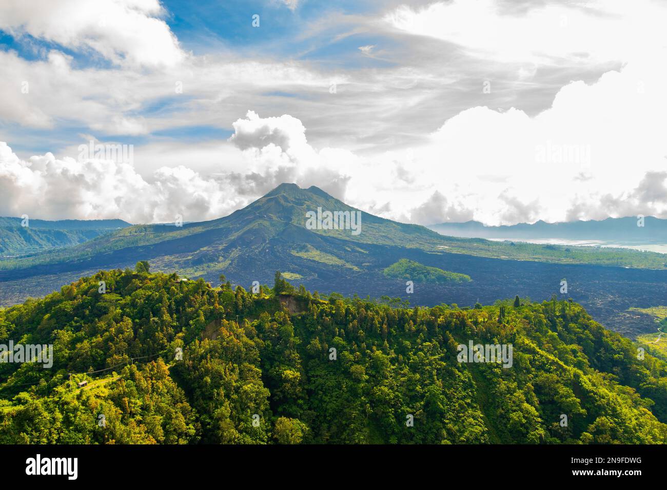 Vista panoramica del Monte Batur (Gunung Batur), un vulcano attivo situato al centro di due calderas concentriche a nord ovest del Monte Agung sull'isola Foto Stock