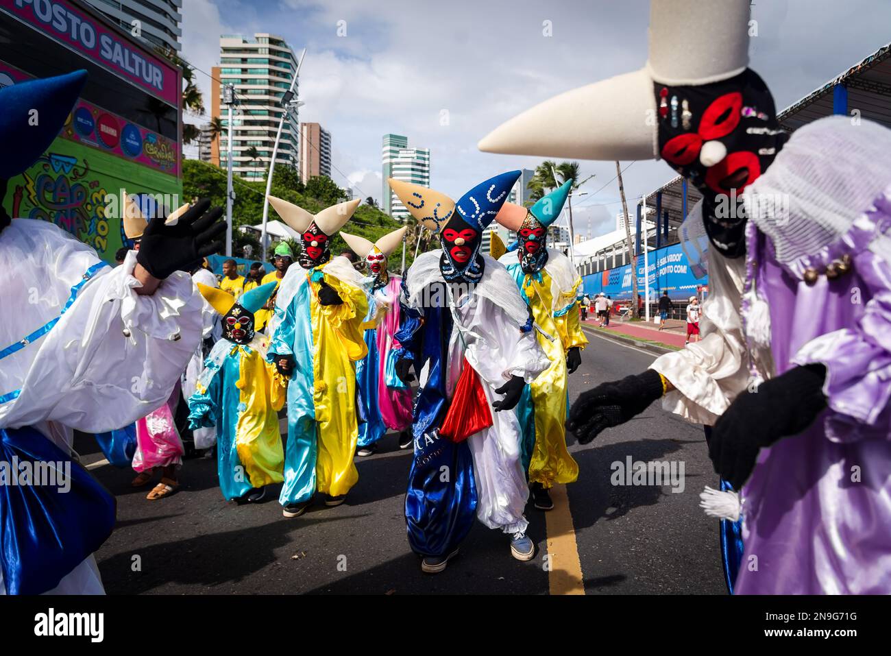 Salvador, Bahia, Brasile - 11 febbraio 2023: Le persone in costume ballano e giocano per strada durante la parata pre-carnevale Fuzue nella città di Salvador Foto Stock