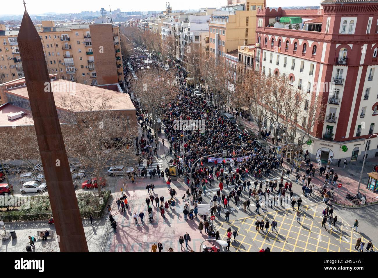 Manifestazione. Salute. Immagini aeree di una manifestazione per le strade della città di Madrid a favore della salute pubblica. In Spagna. infermieri. medici Foto Stock