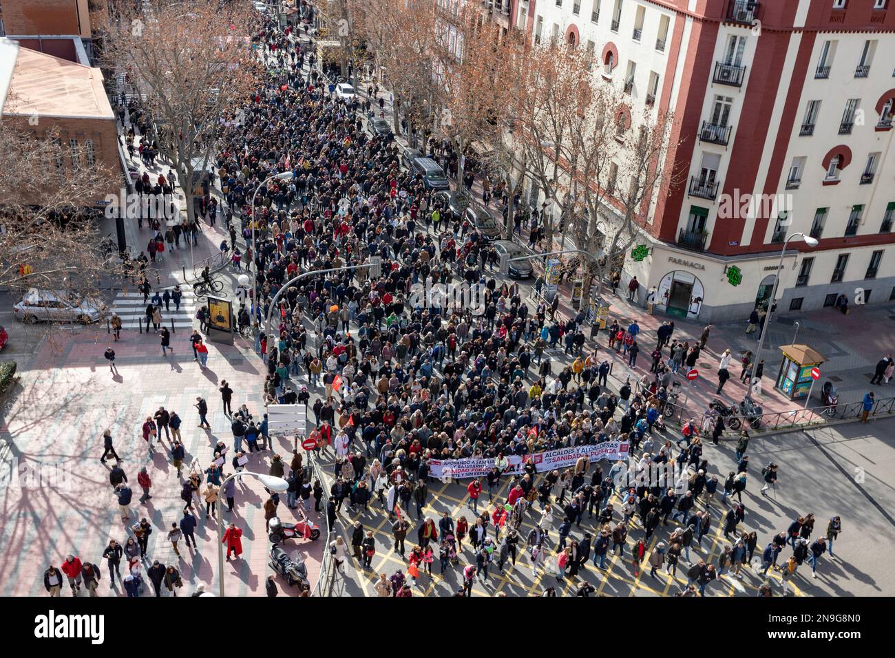 Manifestazione. Salute. Immagini aeree di una manifestazione per le strade della città di Madrid a favore della salute pubblica. In Spagna. infermieri. medici Foto Stock