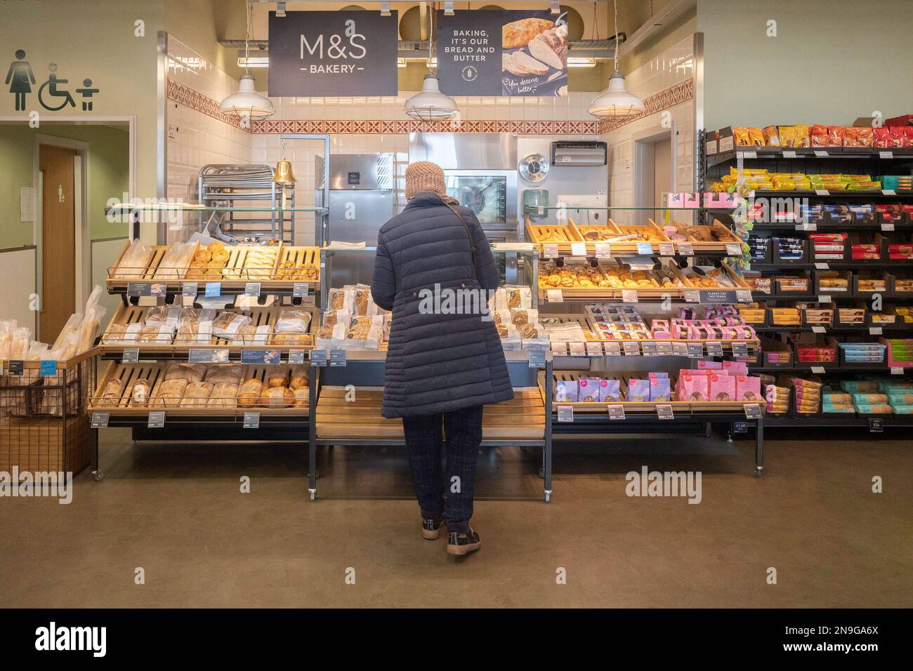 Donna OAP shopping a Marks and Spencer Simply Food supermercato Bakery Foto Stock