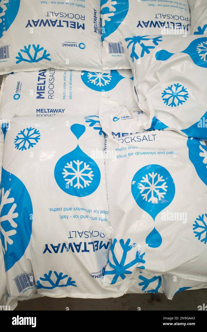 Pila di sacchetti di graniglia invernale Meltaway Rocksalt Ice Breaker per lo sgombero dei percorsi e la riduzione del rischio di scivolamenti pericolosi, coperti di gelo e per sa Foto Stock