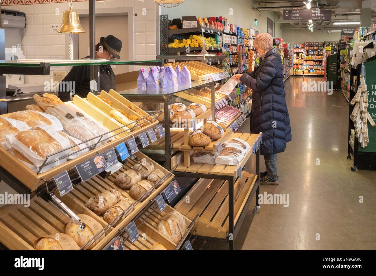 Woman OAP self service shopping a Marks and Spencer Simply Food supermercato Bakery Foto Stock