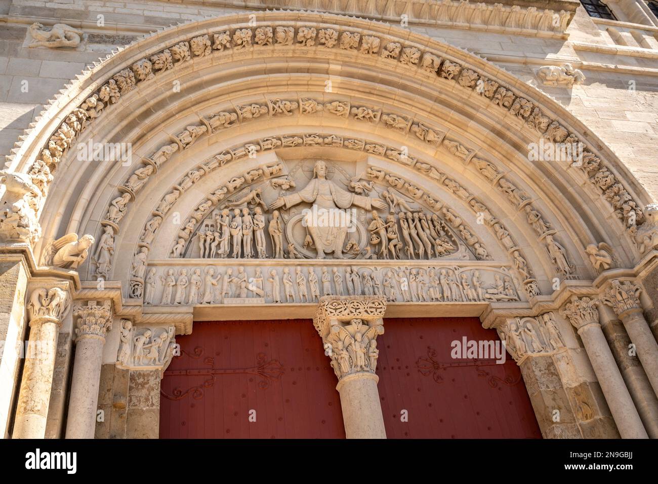 La basilica Sainte-Marie-Madeleine chiesa pellegrina di Vézelay sulla strada di Giacobbe, Vézélay, Borgogna, Francia Foto Stock