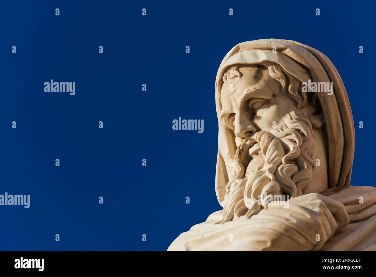 Statua dell'uomo vecchio e saggio. Statua neoclassica in marmo eretta nel 1824 in Piazza del Popolo di Roma (con cielo blu e spazio copia) Foto Stock