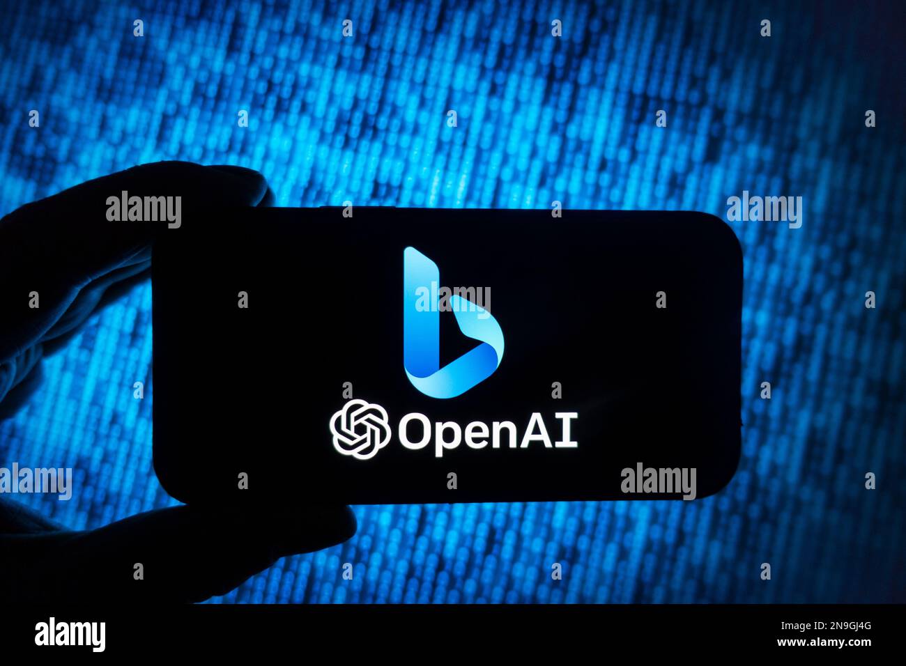 Immagine composita digitale del nuovo motore di ricerca ai Microsoft Bing powered by ChatGPT by OpenAI su un telefono cellulare. Foto Stock