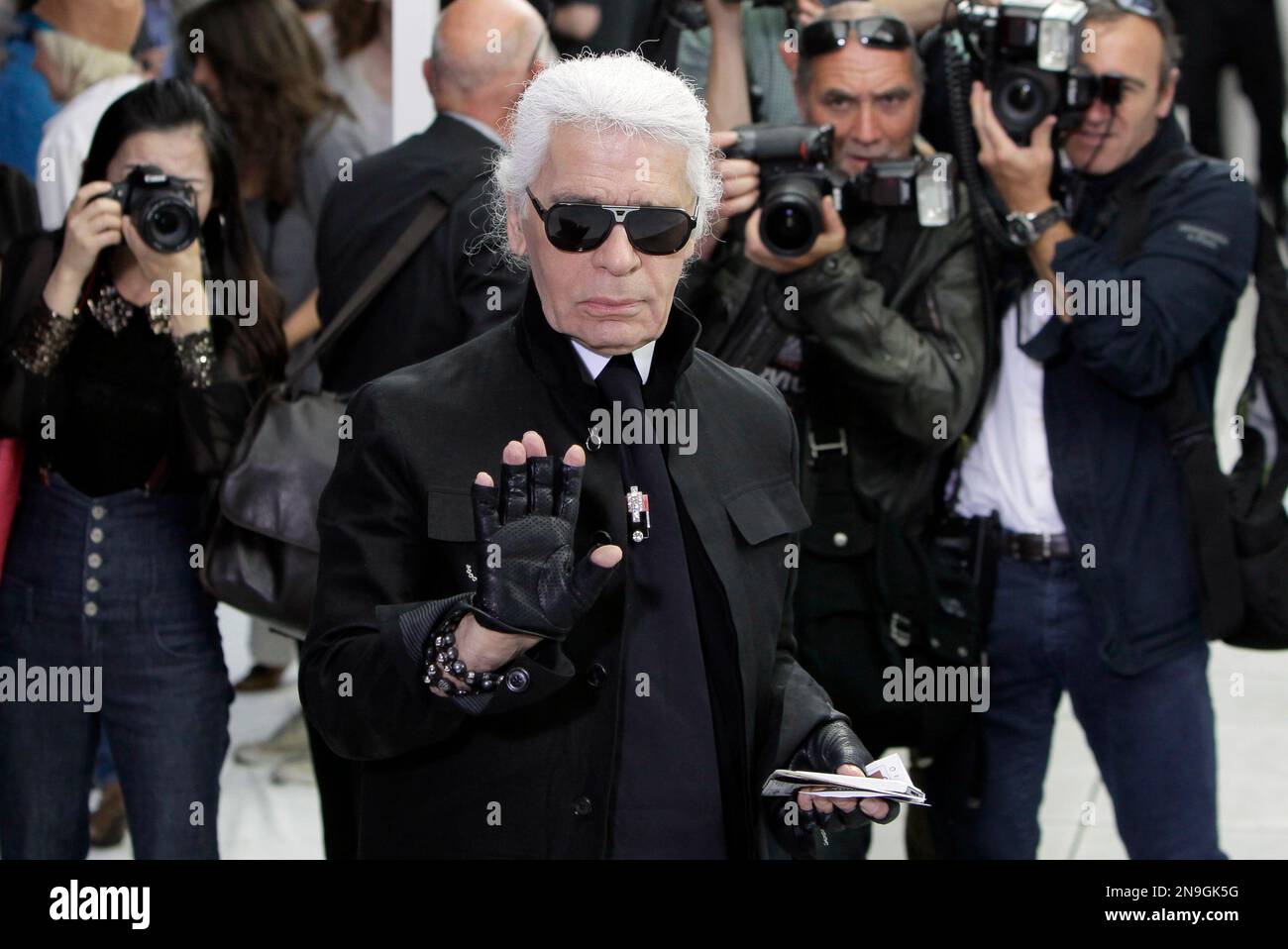 Fashion designer Karl Lagerfeld arrives for the show of Belgian fashion designer Kris Van Assche for Dior as part of the Men's Spring-Summer 2013 collection, for the Paris Fashion Week, in Paris, France, Saturday, June 30, 2012. (AP Photo/Francois Mori) Foto Stock