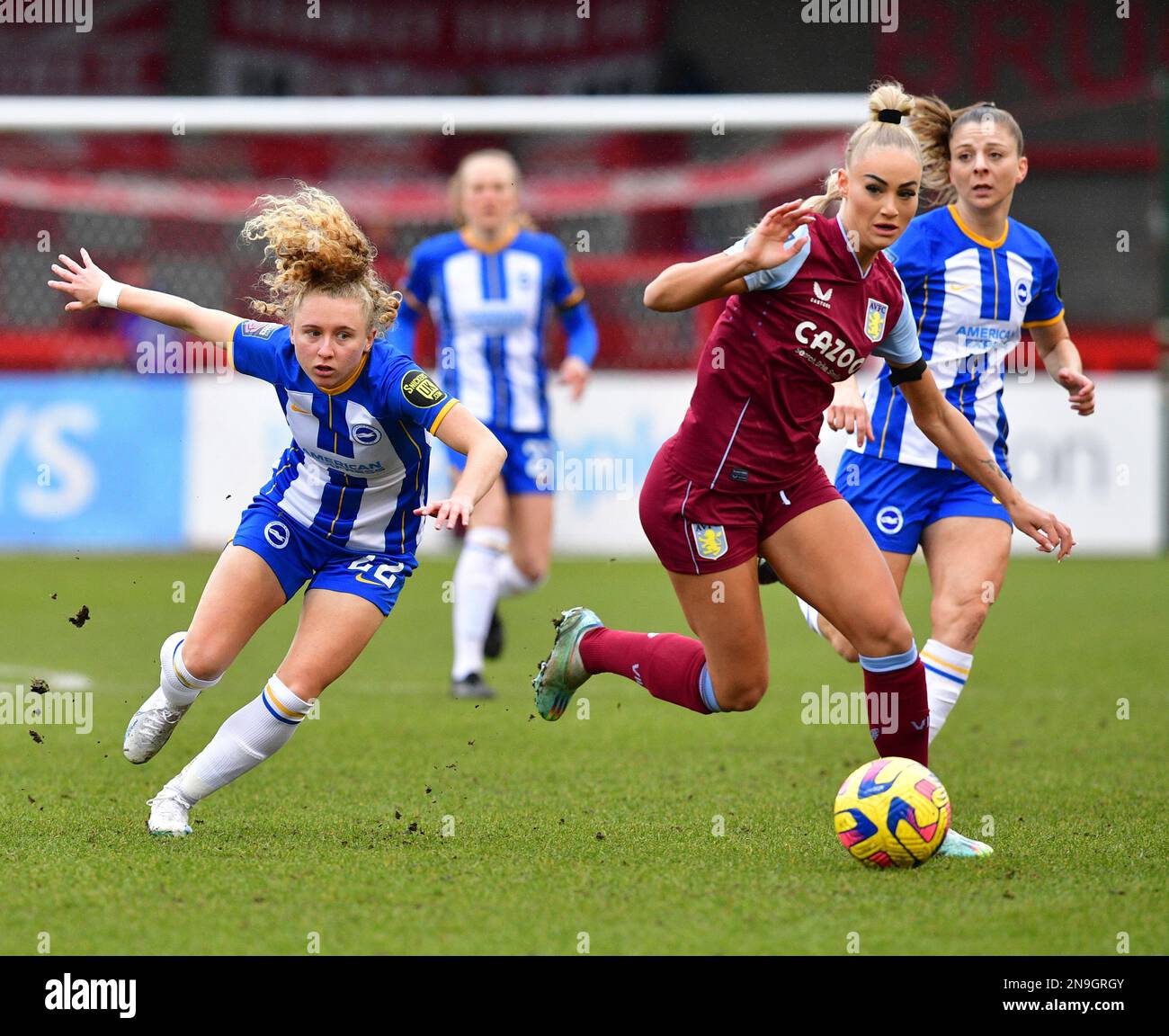 Crawley, Regno Unito. 12th Feb, 2023. Katie Robinson di Brighton e Hove Albion e Alisha Lehmann di Aston Villa durante la partita della fa Women's Super League tra le donne di Brighton e Hove Albion e l'Aston Villa al People's Pension Stadium il 12th 2023 febbraio a Crawley, Regno Unito. (Foto di Jeff Mood/phcimages.com) Credit: PHC Images/Alamy Live News Foto Stock