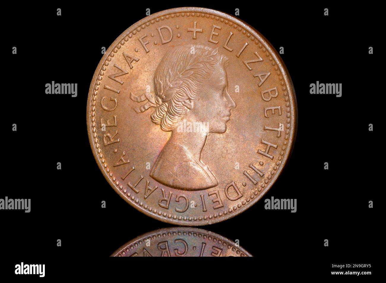 Lato opposto di una moneta da 1967 un Penny con ritratto della regina Elisabetta II di Mary Gillick Foto Stock