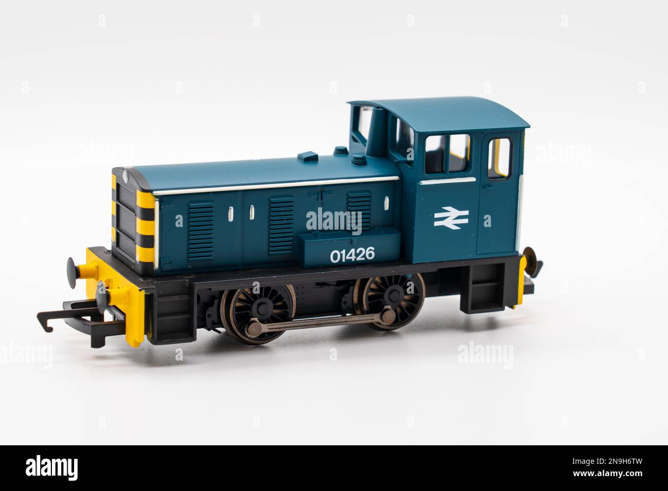 Stafforshire, Regno Unito - Febbraio 11 2023: Locomotiva diesel shunter modello Hornby su piccola scala. isolato su sfondo bianco Foto Stock