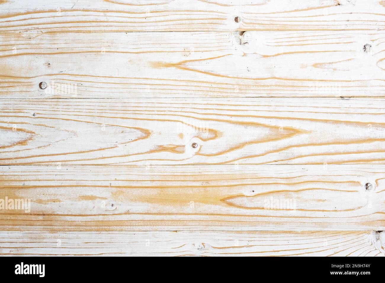 Superficie in legno di tavole semplici con vernice bianca in stile shabby chic, la texture di sfondo può essere utilizzato come un tavolo rustico o parete, copia spazio Foto Stock