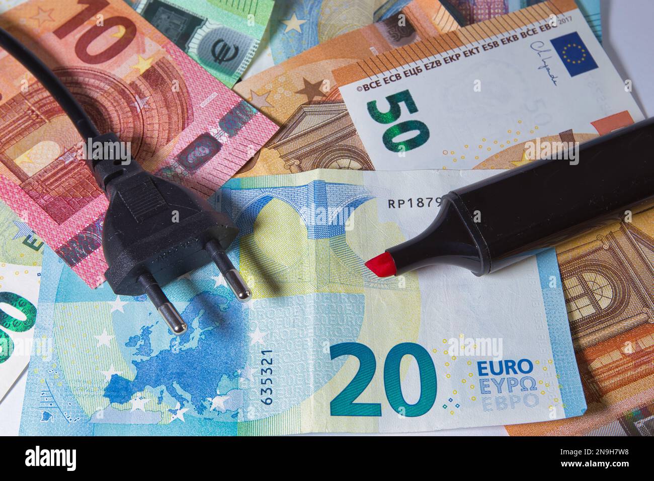 penna rossa in uso con costi energetici in aumento Foto Stock