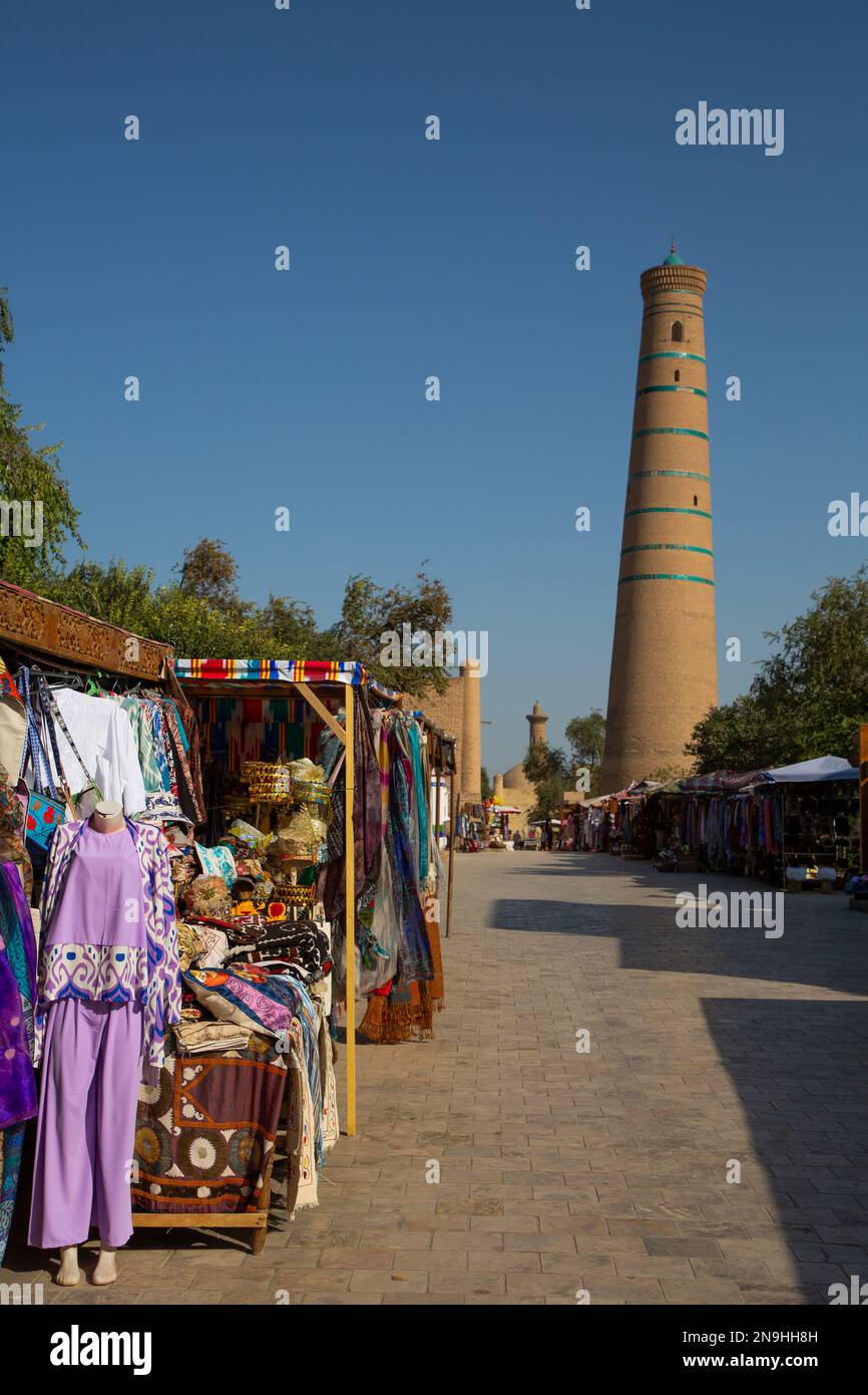 Via dello shopping con Juma Minareto, Ichon Qala, Khiva, Uzbekistan Foto Stock
