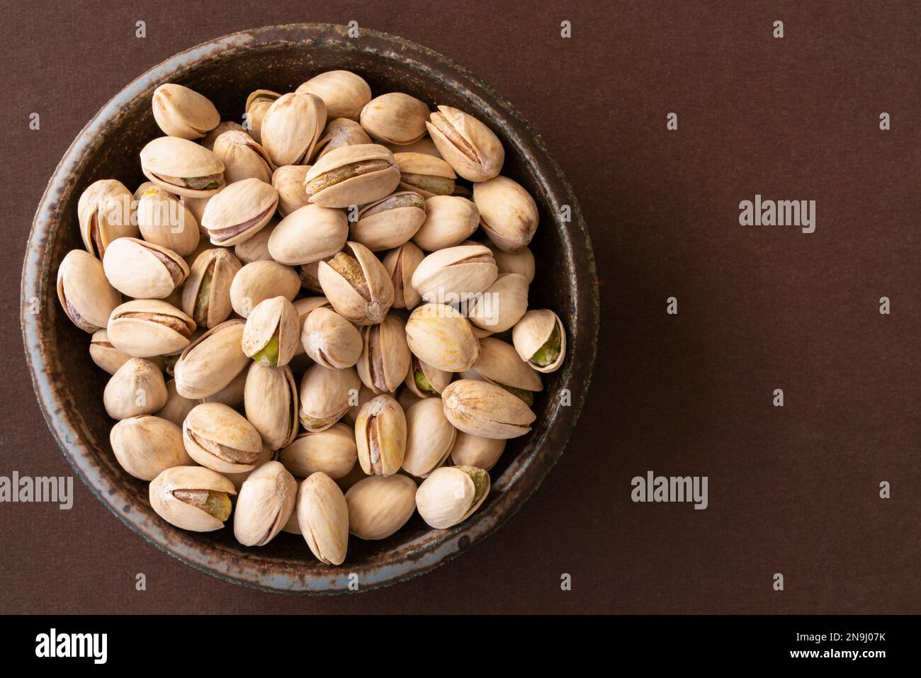Pistacchi salati arrosto in una ciotola Foto Stock