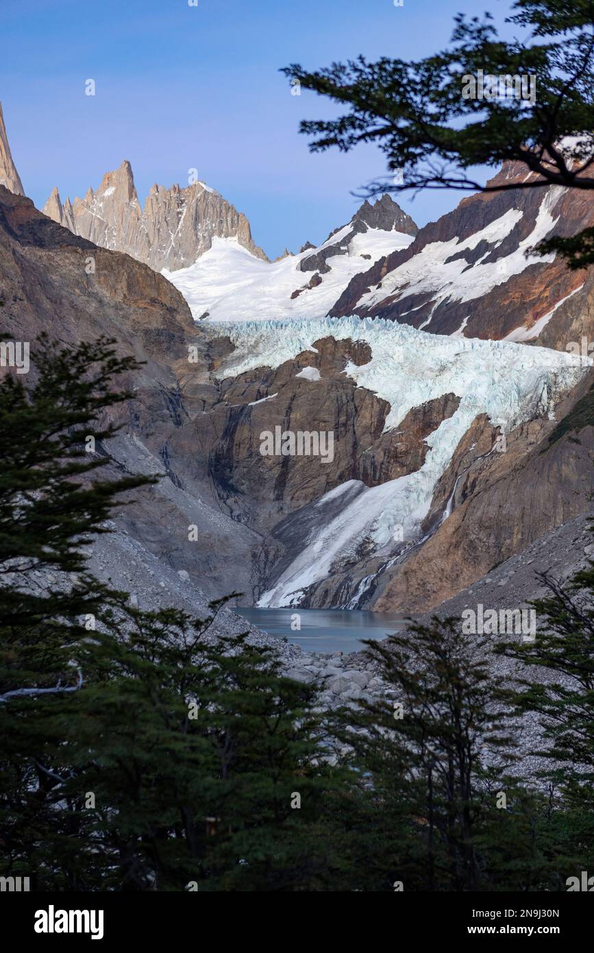 Bella Glaciar Piedras Blancas con la laguna nella prima luce del mattino, mentre escursioni a Laguna de los Tres e Monte Fitz Roy in Patagonia, Argentina Foto Stock