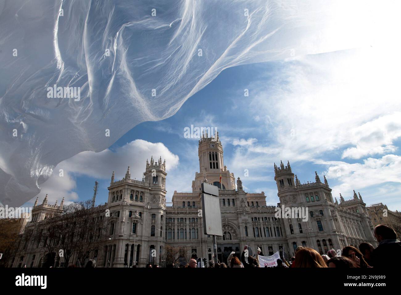 Madrid, Spagna. 12th Feb, 2023. Madrid Spagna; 02.12.2023.- massiccia manifestazione in difesa della salute pubblica attraversa diverse strade della capitale del Regno di Spagna per riunirsi di fronte al Cibeles Building, sede del potere politico nelle mani del Partito popolare (PP) incline a privatizzare la salute. Credit: Juan Carlos Rojas/dpa/Alamy Live News Foto Stock