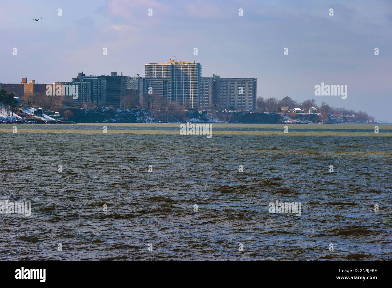 Edifici visti attraverso il lago Erie da Edgewater Park a Cleveland, Ohio. Foto Stock