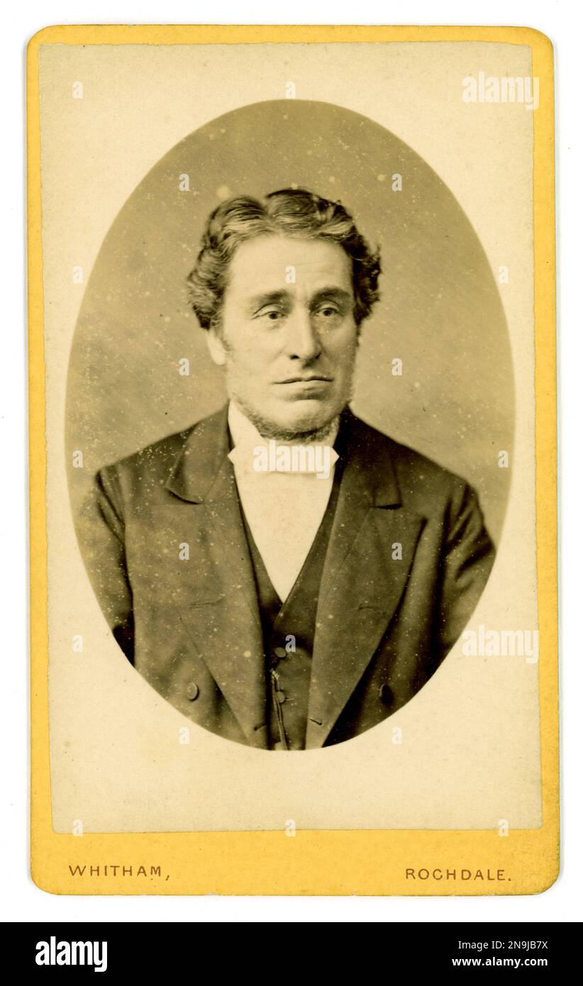 Originale CDV dell'epoca vittoriana con tonalità seppia anni '1870, gentiluomo vittoriano (carte de visite o biglietto da visita) di glum, uomo vittoriano sorridente che indossa un sacco con ampi revers, cravat, Whitham 192 Yorkshire Street Rochdale, Inghilterra, Regno Unito, circa 1875. Foto Stock