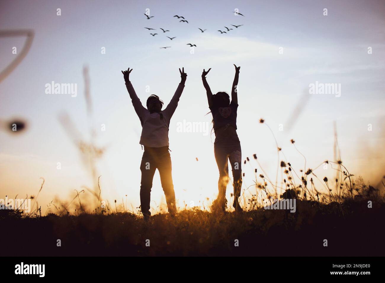 Coppia libera che vive gratis e che gode di San Valentino felice vita in montagna. Foto Stock