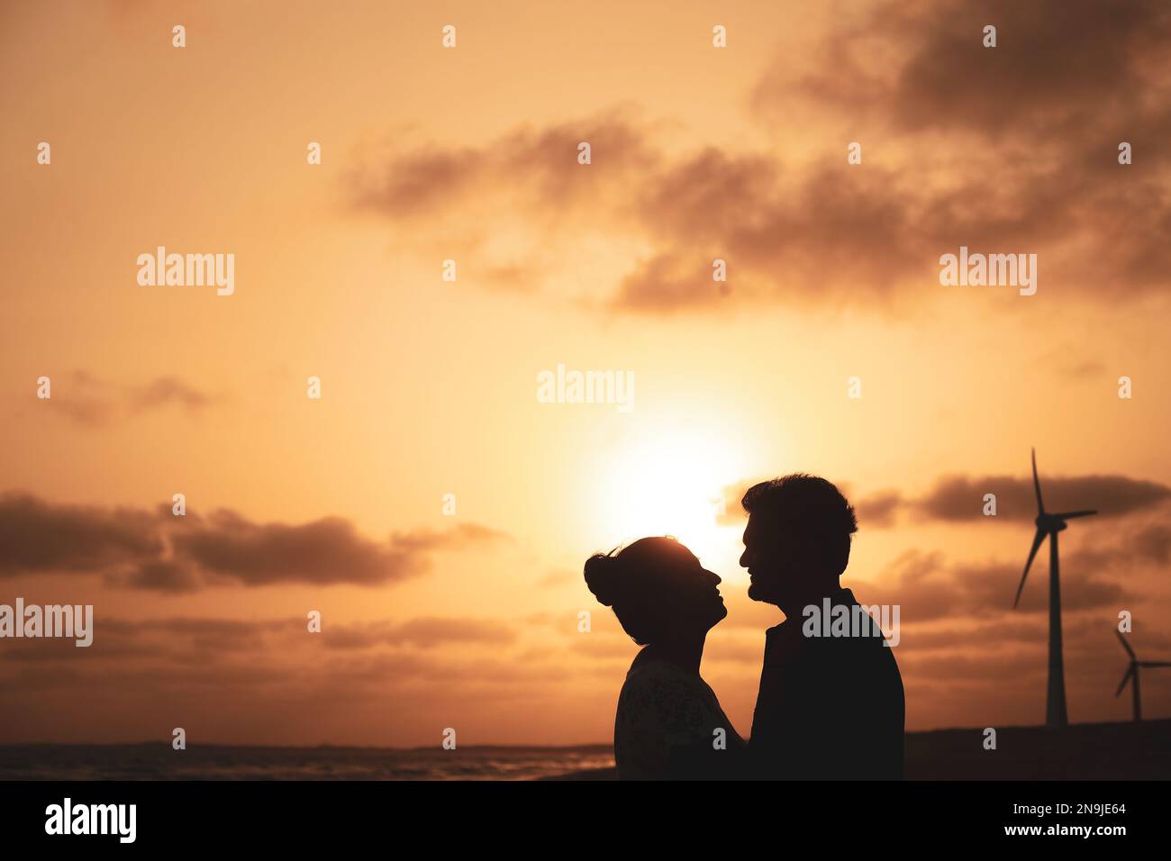Coppia libera godendo di San Valentino in luce dorata. Foto Stock