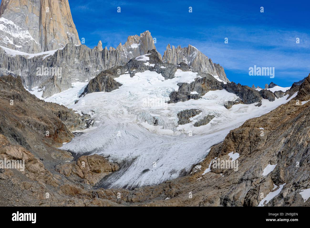 Vista aerea del Monte Fitz Roy e icefield - famoso punto di vista durante le escursioni a El Chaltén, Patagonia, Argentina Foto Stock