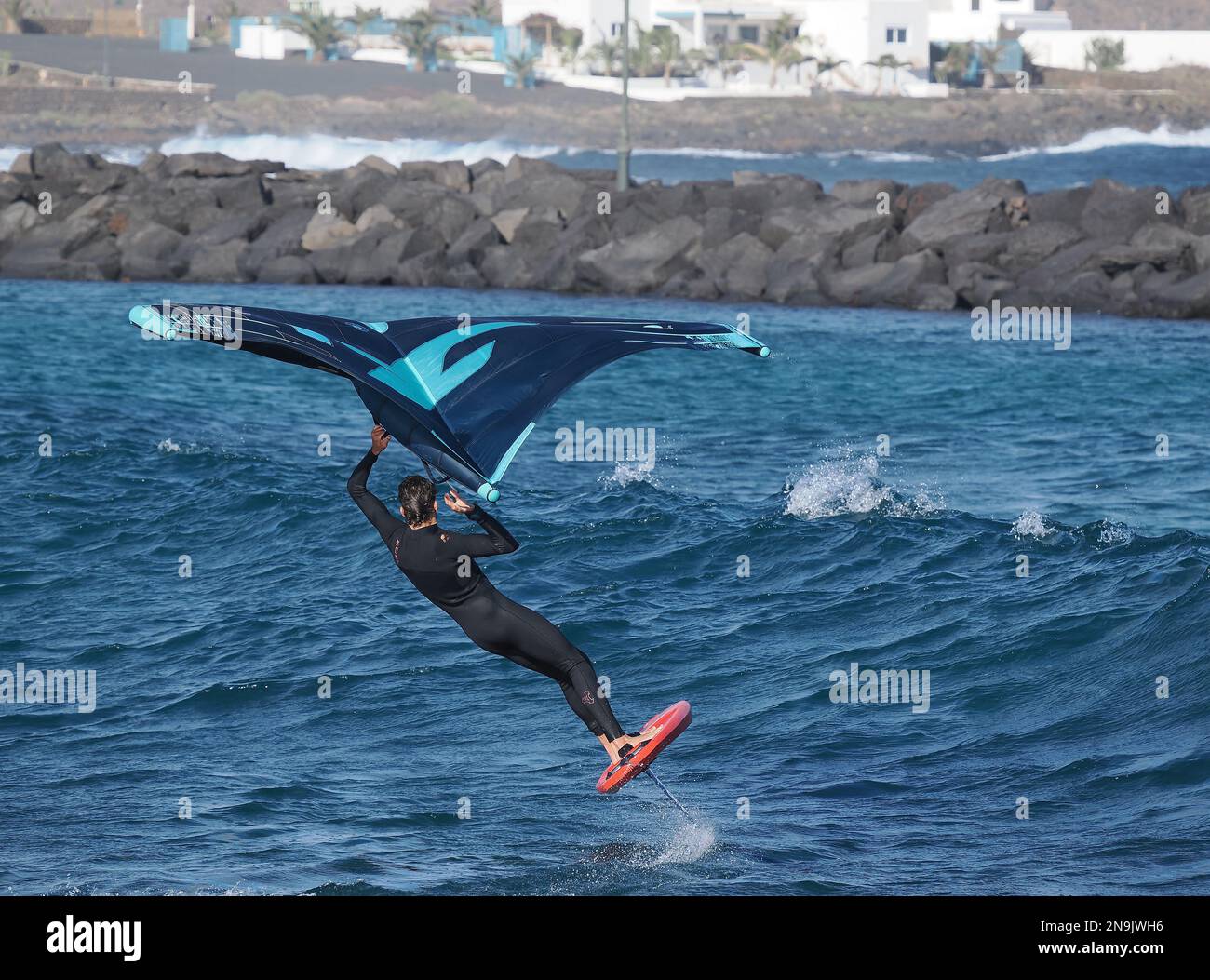 Anche la gente del posto si affolla a Costa Teguise per il vento e le onde per godersi il loro sport. Foto Stock