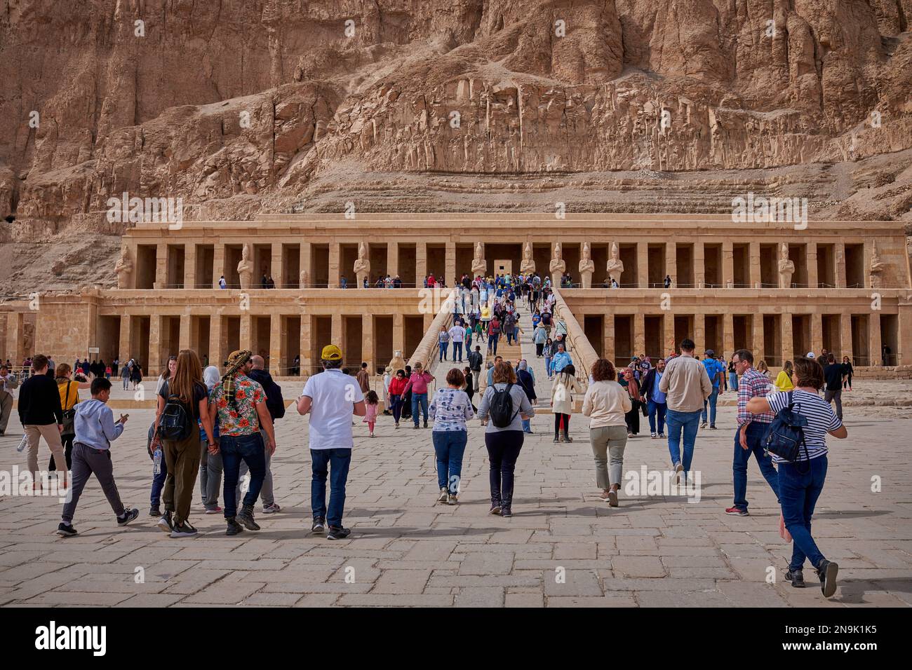 Tempio mortuario di hatshepsut a Luxor, Egitto costruito durante il regno del faraone Hatshepsut della diciottesima dinastia d'Egitto. Vista della luce diurna esterna Foto Stock