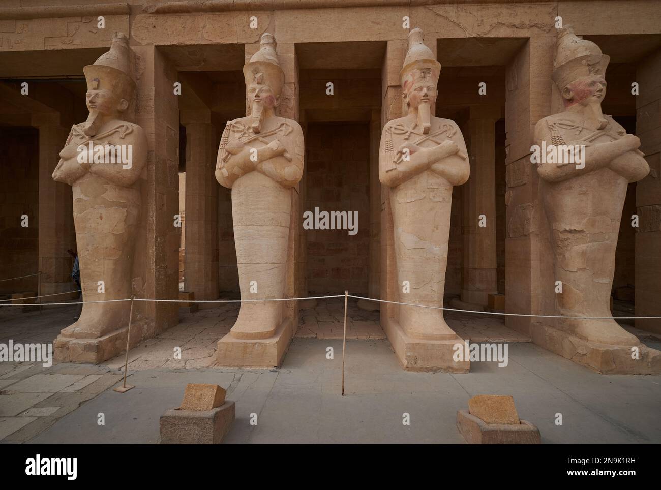 Statua di Osiride della regina Hatshepsut della terrazza superiore del Tempio mortuario di Hatshepsut a Luxor Egitto Foto Stock