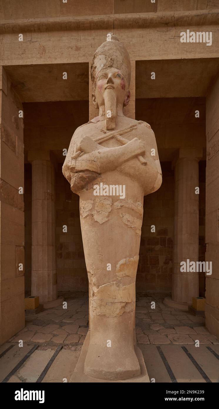 Statua di Osiride della regina Hatshepsut della terrazza superiore del Tempio mortuario di Hatshepsut a Luxor Egitto Foto Stock