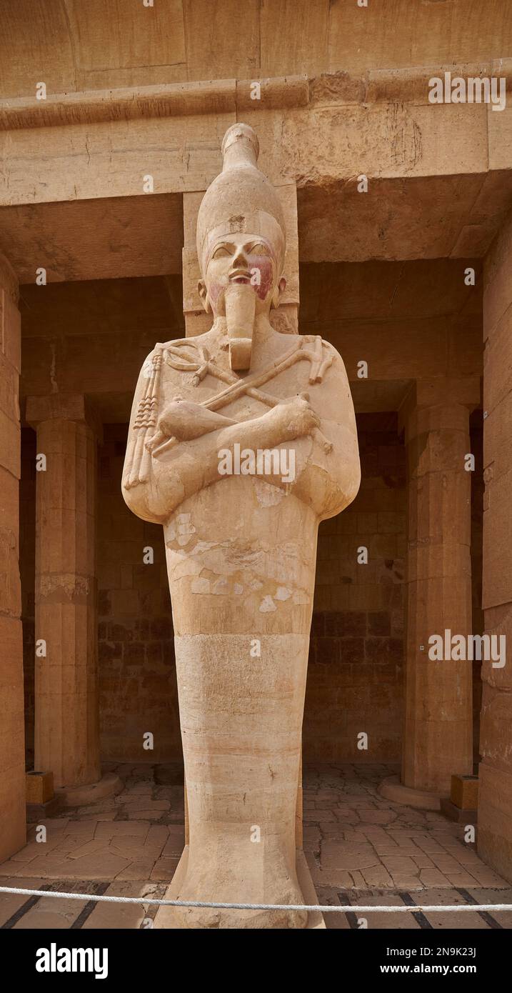 Statua di Osiride della regina Hatshepsut della terrazza superiore del Tempio mortuario di Hatshepsut a Luxor Egitto Foto Stock