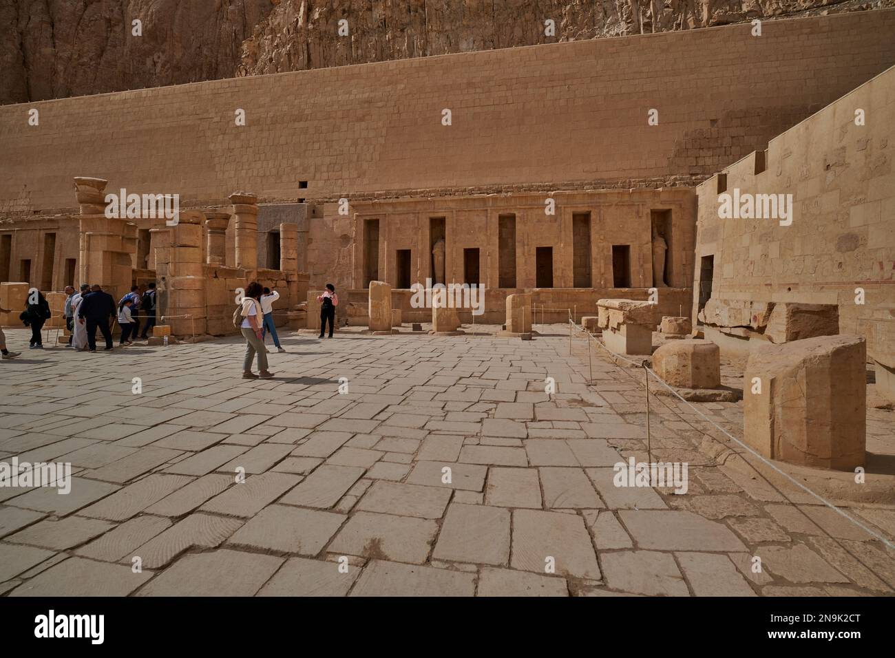 Tempio mortuario di hatshepsut a Luxor, Egitto costruito durante il regno del faraone Hatshepsut della diciottesima dinastia d'Egitto. Vista diurna Foto Stock