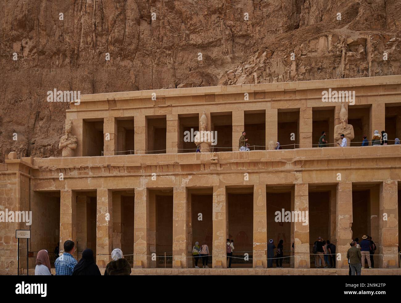 Tempio mortuario di hatshepsut a Luxor, Egitto costruito durante il regno del faraone Hatshepsut della diciottesima dinastia d'Egitto. Vista della luce diurna esterna Foto Stock