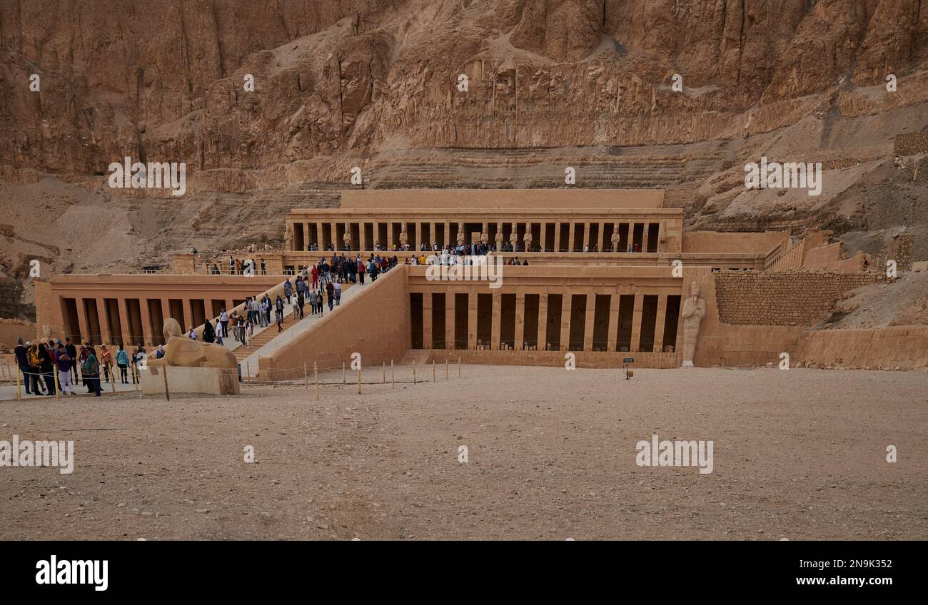 Tempio mortuario di hatshepsut a Luxor, Egitto costruito durante il regno del faraone Hatshepsut della diciottesima dinastia d'Egitto. Vista della luce diurna esterna Foto Stock