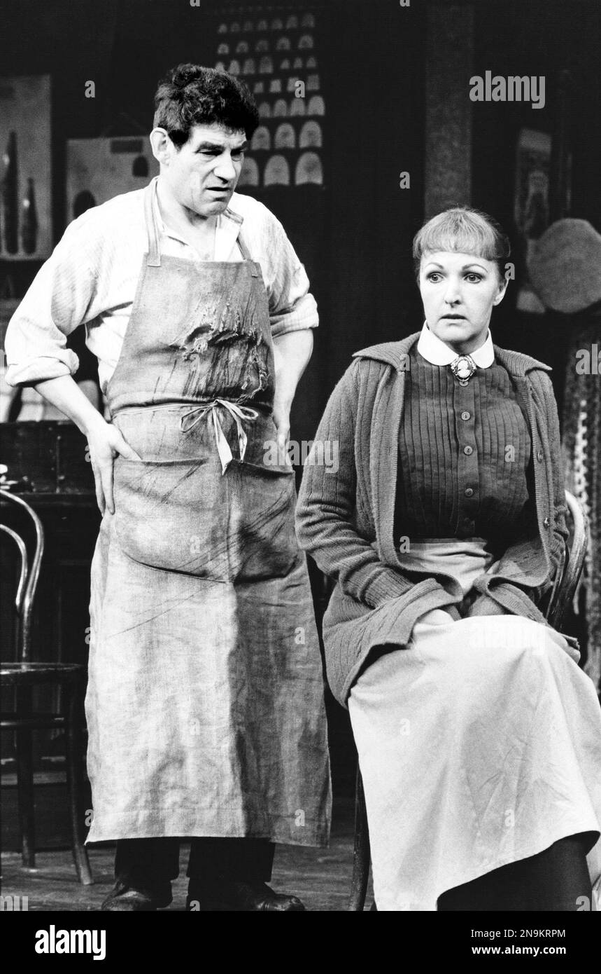 Trevor Peacock (William Mossop), Penelope Keith (Maggie Hobson) nella SCELTA DI HOBSON di Harold Brighouse al Theatre Royal Haymarket, Londra SW1 11/02/1982 scenografia: Kenneth Mellor Costumi: Michael Stennett illuminazione: Mark Pritchard regista: Ronald Eyre Foto Stock