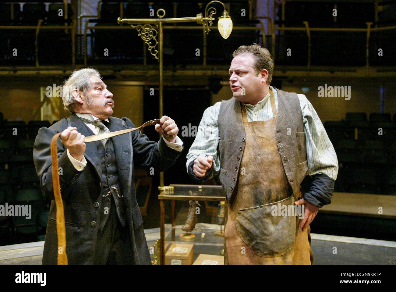 Trevor Peacock (Henry Horatio Hobson), John Thomson (Willie Mossop) nella SCELTA DI HOBSON di Harold Brighouse al Royal Exchange Theatre di Manchester, Inghilterra 19/05/2003 design: Johanna Bryant Lighting: Jason Taylor regista: Braham Murray Foto Stock