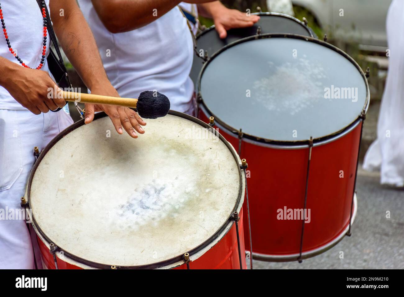 Batteria suonata per le strade della città di Belo Horizonte durante un'esibizione di samba al carnevale brasiliano di strada Foto Stock